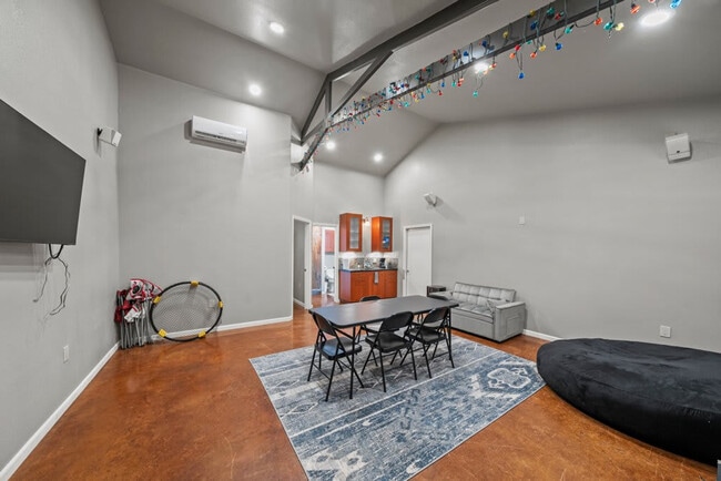 1740 W Live Oak St