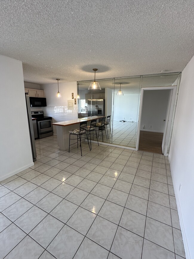 17001 N Bay Rd, Unit 1027 in Sunny Isles Beach, FL - Foto de edificio - Building Photo