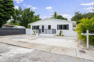 1116 NW 51st Terrace in Miami, FL - Building Photo - Building Photo