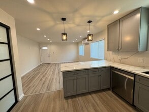 7149 Apperson St, Unit #2 in Tujunga, CA - Foto de edificio - Building Photo