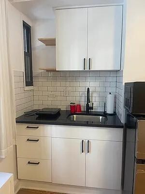 304 E 41st St in New York, NY - Building Photo