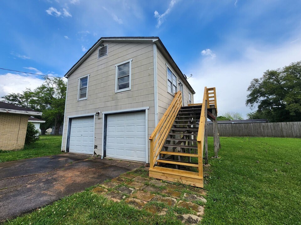 105 9th Ave in Nederland, TX - Building Photo