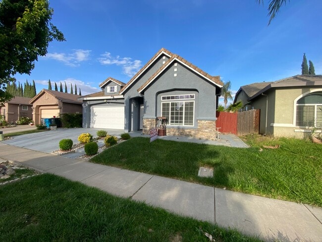 686 Anna Dr in Yuba City, CA - Foto de edificio - Building Photo