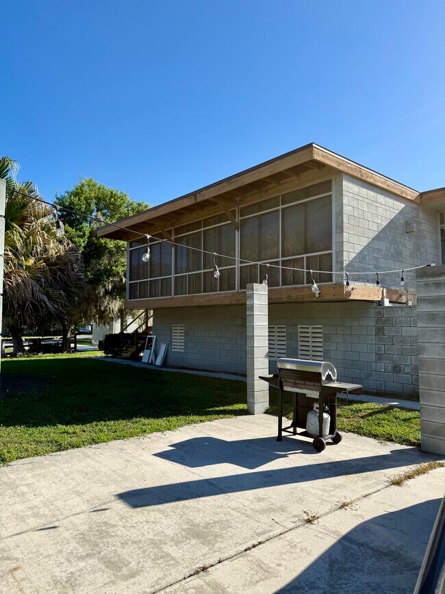 160 N Lakeview Dr, Unit #2 in Haines City, FL - Foto de edificio - Building Photo