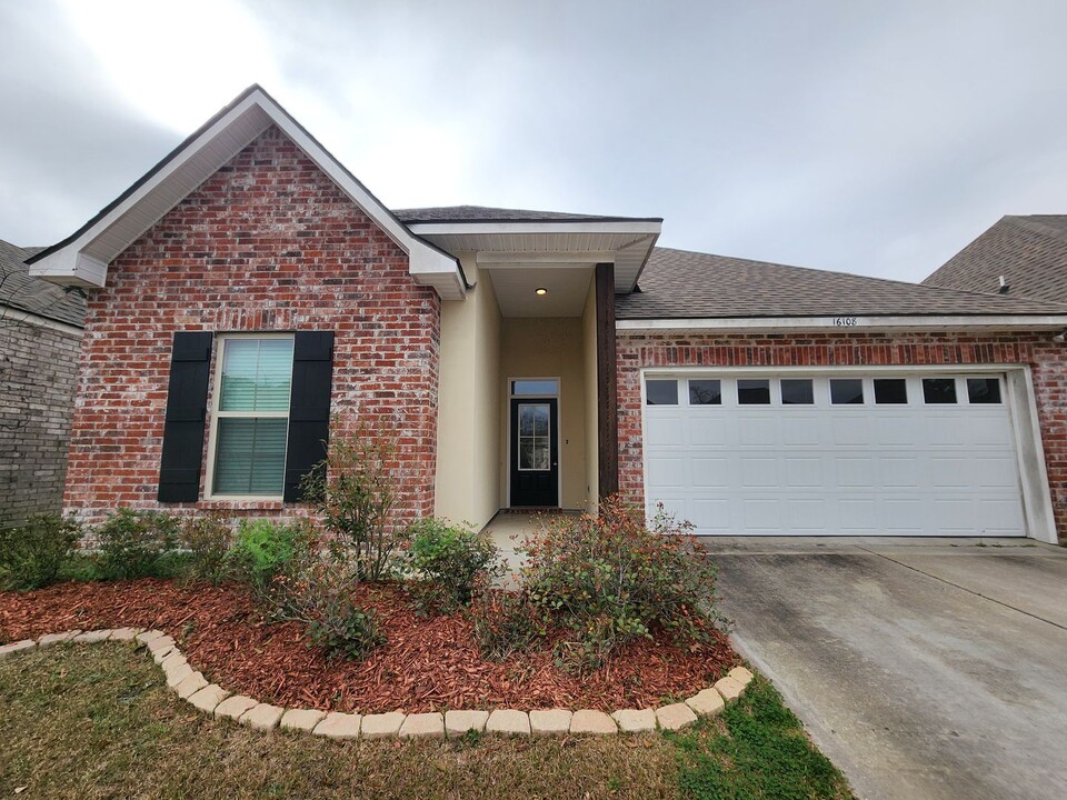 16108 Summer Gdns Ave in Baton Rouge, LA - Building Photo