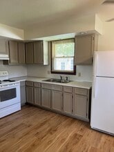 926 N Walnut St, Unit B in Olney, IL - Building Photo - Building Photo