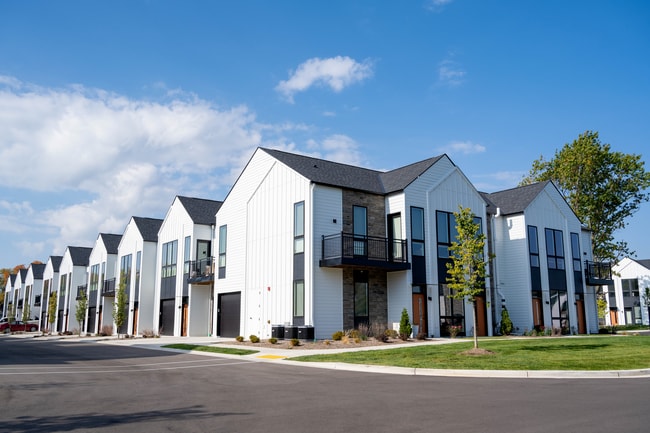 Woodnote Residences in Hartland, WI - Foto de edificio - Building Photo