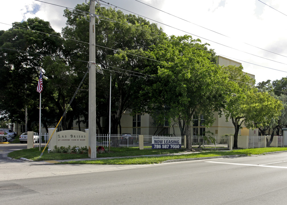 Las Brisas at Country Club of Miami in Hialeah, FL - Building Photo