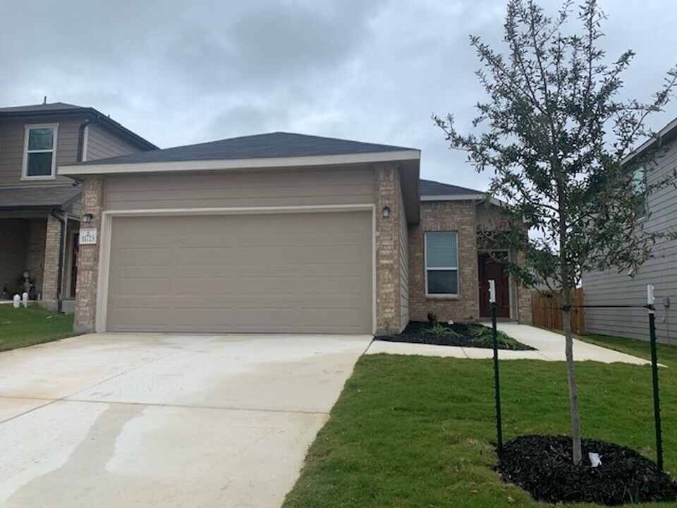 11723 Midnight Rain in San Antonio, TX - Building Photo