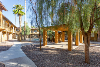 Courtyard at Encanto Apartments in Phoenix, AZ - Building Photo - Building Photo