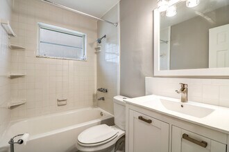 260 NE 58th St in Oakland Park, FL - Building Photo - Building Photo