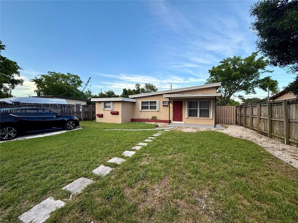 824 NW 4th Ave in Fort Lauderdale, FL - Building Photo