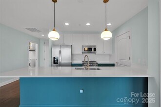 701 Royal Ct in Charlotte, NC - Foto de edificio - Building Photo