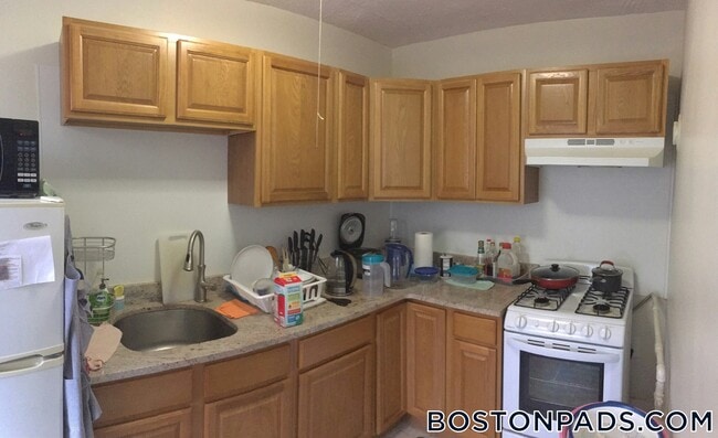 349 Pleasant St, Unit B1-20 in Malden, MA - Building Photo - Building Photo