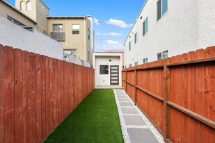 1515 1/2-1333 1/2 E Ocean Blvd in Long Beach, CA - Building Photo