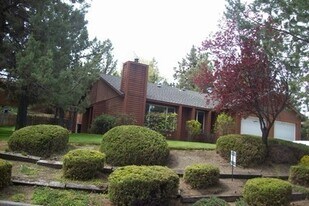 2910 NE Lotno Dr in Bend, OR - Building Photo