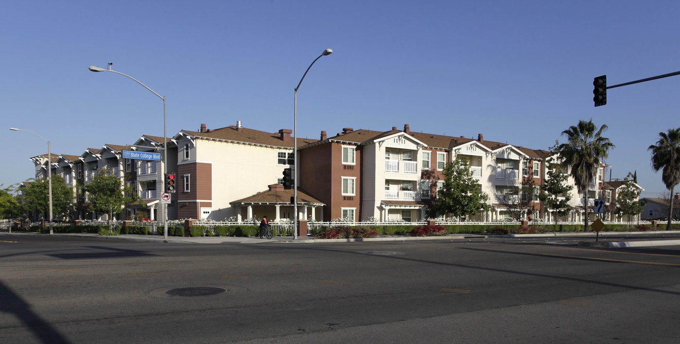 Tyrol Plaza in Anaheim, CA - Foto de edificio