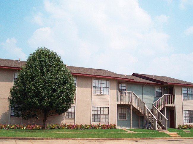 Twin Oaks Apartments in Claremore, OK - Foto de edificio - Building Photo