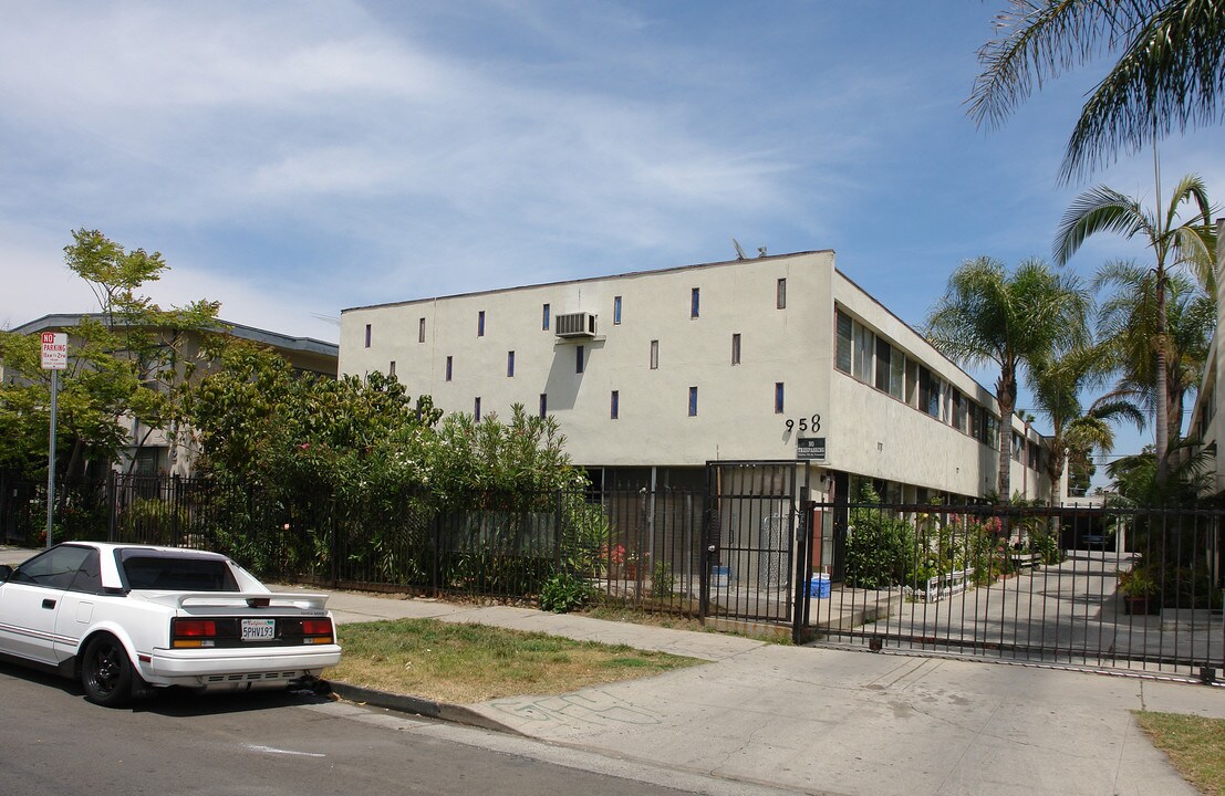 958 N Ardmore Ave in Los Angeles, CA - Building Photo