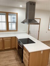 648 NW Coast St in Newport, OR - Building Photo - Building Photo