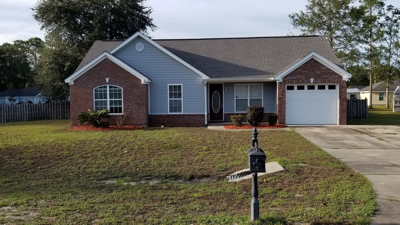 8 Hemlock Way in Crawfordville, FL - Foto de edificio