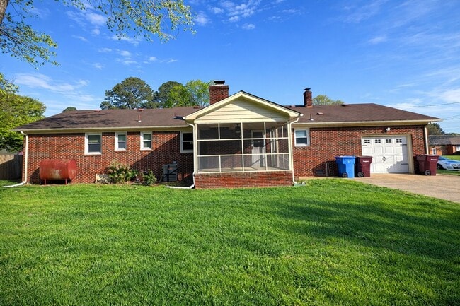 305 Woodbridge Dr in Chesapeake, VA - Building Photo - Building Photo