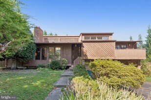 1684 Chain Bridge Rd in McLean, VA - Building Photo