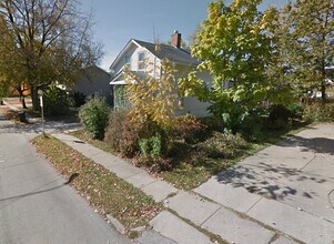 117 Clapp St in Iowa City, IA - Building Photo - Building Photo