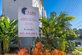 Chateau Los Feliz in Los Angeles, CA - Foto de edificio - Building Photo