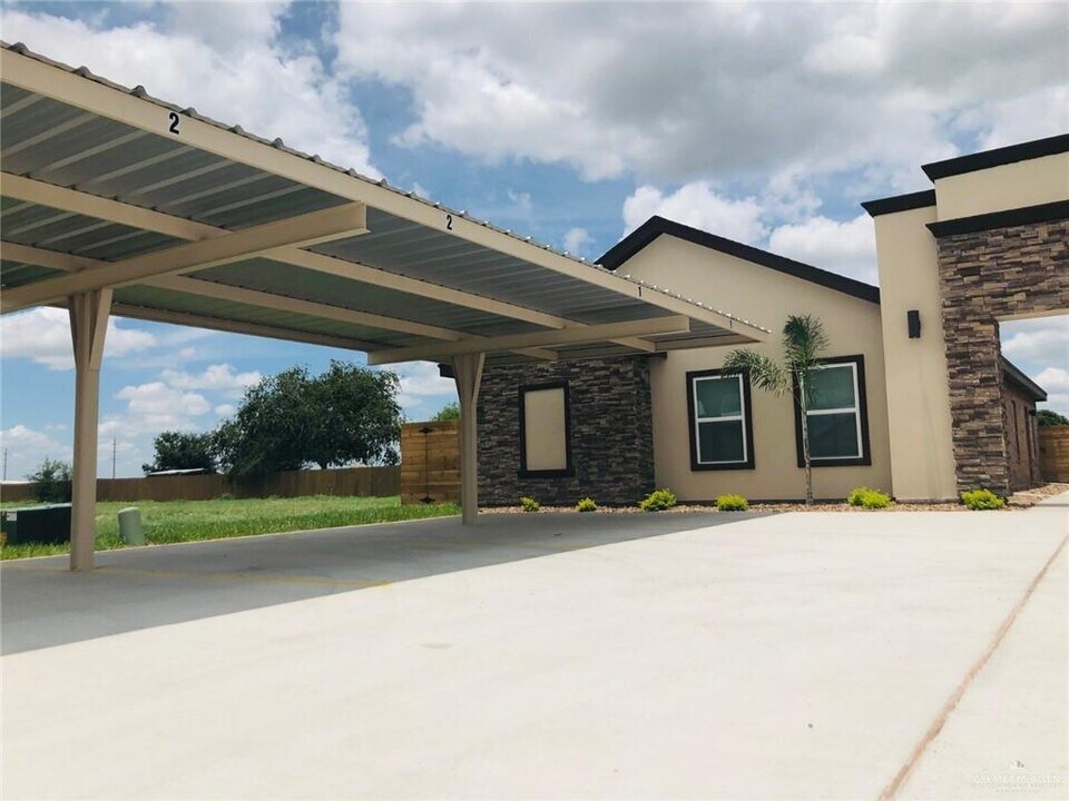 3609 Valeria St-Unit -2 in Edinburg, TX - Foto de edificio