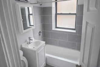 2125 E 67th St, Unit 2E in Chicago, IL - Foto de edificio - Building Photo