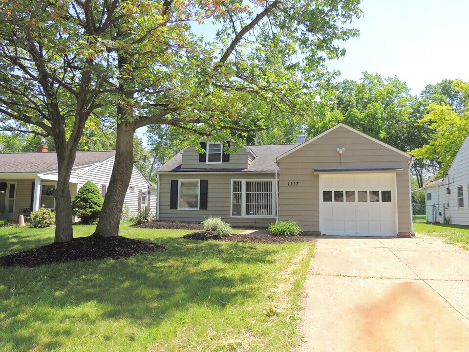 1117 Eastwood Ave in Mayfield Heights, OH - Foto de edificio