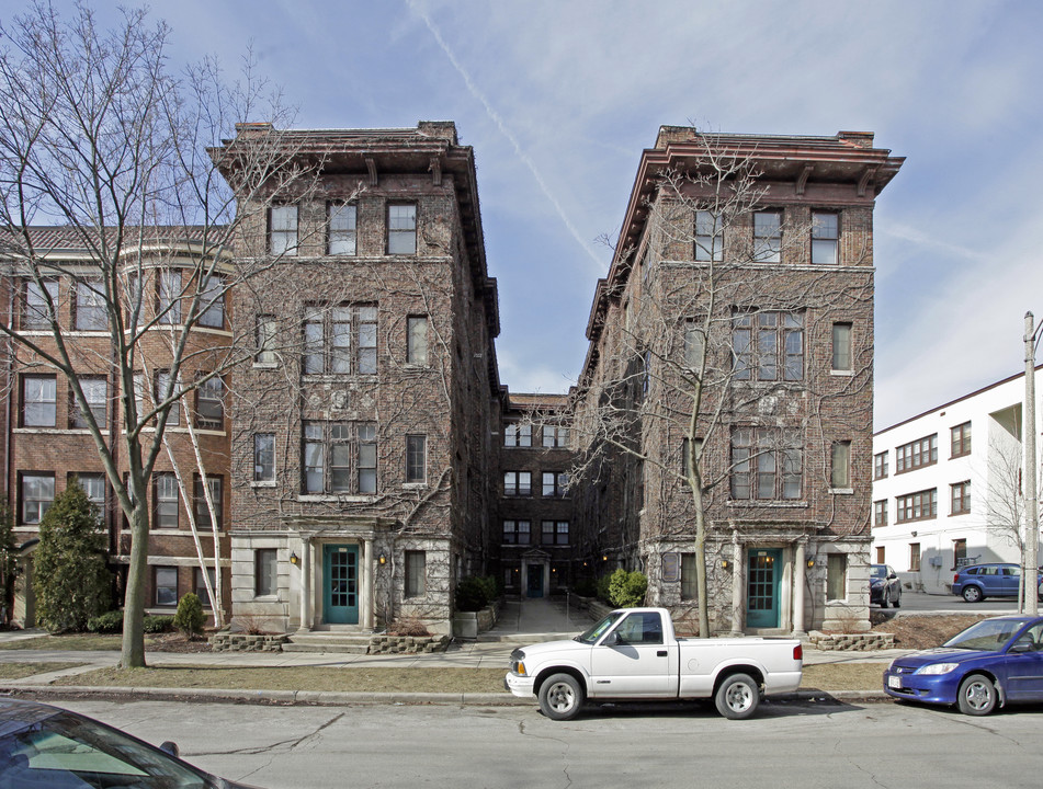 2577-2581 N Stowell Ave in Milwaukee, WI - Foto de edificio