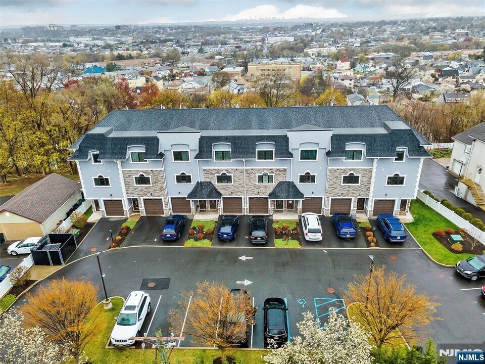 524 Harrison Ave in Lodi, NJ - Building Photo