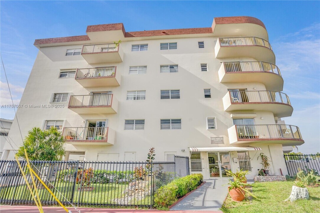 7150 Indian Creek Dr in Miami, FL - Building Photo