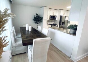 952 E Old Willow Rd in Prospect Heights, IL - Building Photo - Building Photo