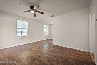 1066 W 13th St in Jacksonville, FL - Building Photo - Building Photo