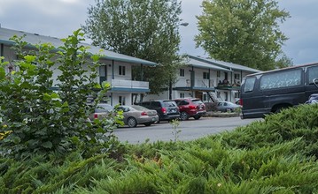 Cedarwood Villa in McMinnville, OR - Foto de edificio - Building Photo