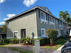 5921 Manchester Way in Tamarac, FL - Foto de edificio - Building Photo