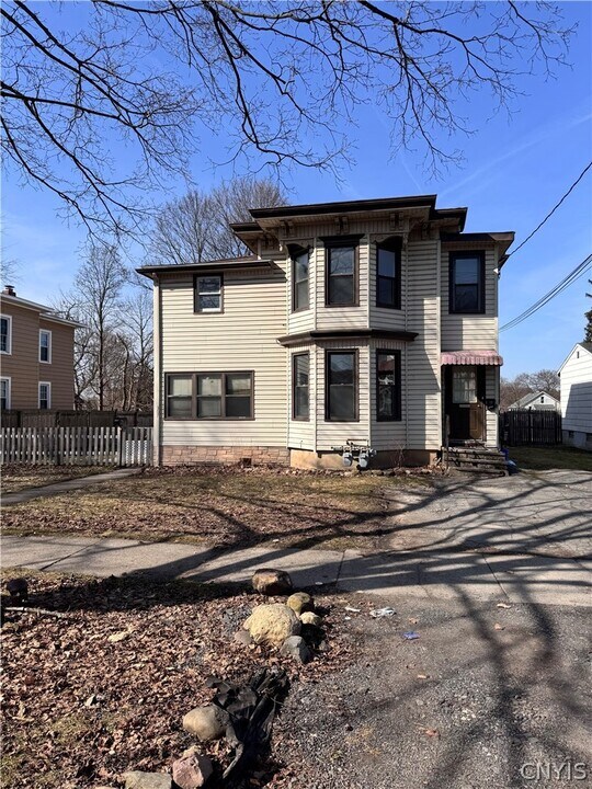 307 Highland Ave in East Syracuse, NY - Building Photo