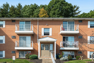 Pine Forest in North Royalton, OH - Foto de edificio - Building Photo