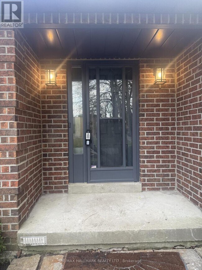 65 Burton Grove in King City, ON - Building Photo - Building Photo