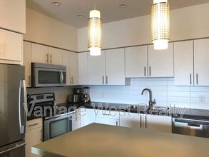 975-975 Academy Way in Kelowna, BC - Building Photo - Building Photo