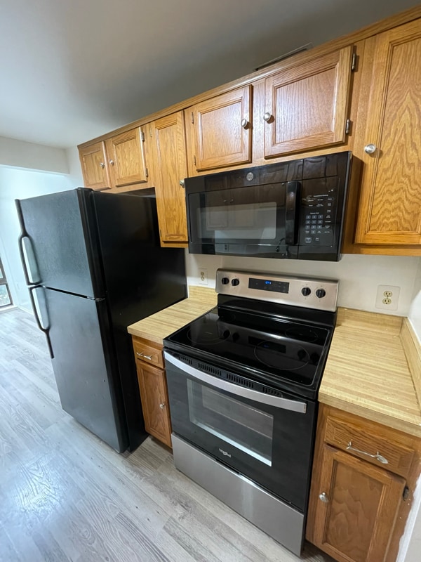 13205 Chalet Pl in Germantown, MD - Foto de edificio - Building Photo