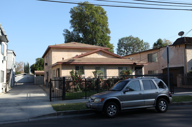 7342 Independence Ave in Canoga Park, CA - Building Photo - Building Photo