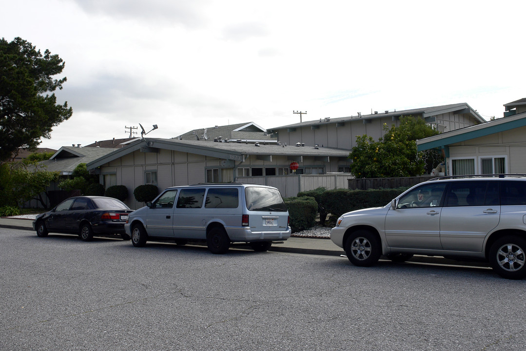 1823 El Parque Ct in San Mateo, CA - Foto de edificio