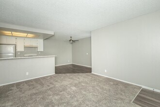 Palm Court Apartment Homes in Hemet, CA - Foto de edificio - Building Photo