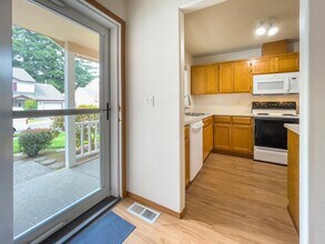 3468 SE Harvey St in Milwaukie, OR - Foto de edificio - Building Photo