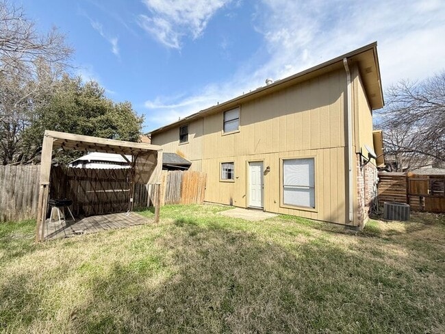 2641 Santa Barbara Dr in Grand Prairie, TX - Building Photo - Building Photo