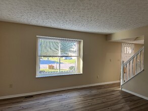 7726 Farmsbury Dr in Reynoldsburg, OH - Building Photo - Building Photo